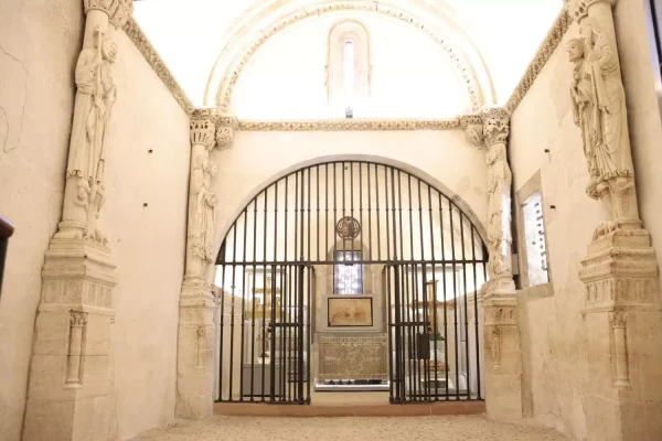 Vista General de la Cámara Santa y Apostolado de la Catedral de Oviedo