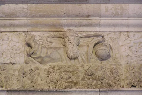 Detalle del dintel de la Sacristía de la Catedral de Oviedo