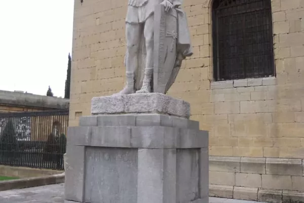 Celebración especial Responso por Alfonso II El Casto, Estatua de Alfonso II El Casto en el exterior de la Catedral de Oviedo