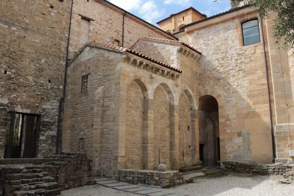 Exterior de la Cámara Santa y Cementerio de peregrinos de la Catedral de Oviedo