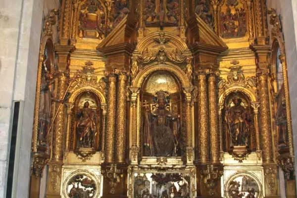Retablo de San Pedro en la Girola de la Catedral de Oviedo
