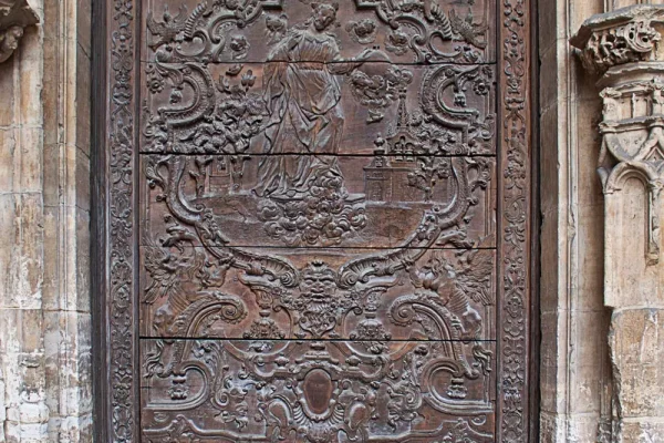 Puerta de la Catedral de Oviedo con la imagen de El Salvador