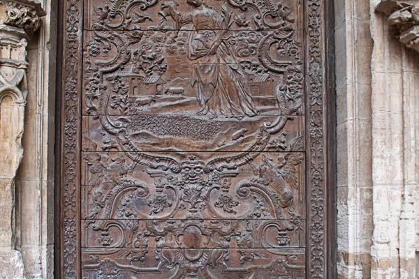 Puerta de la Catedral de Oviedo con la imagen de Santa Eulalia