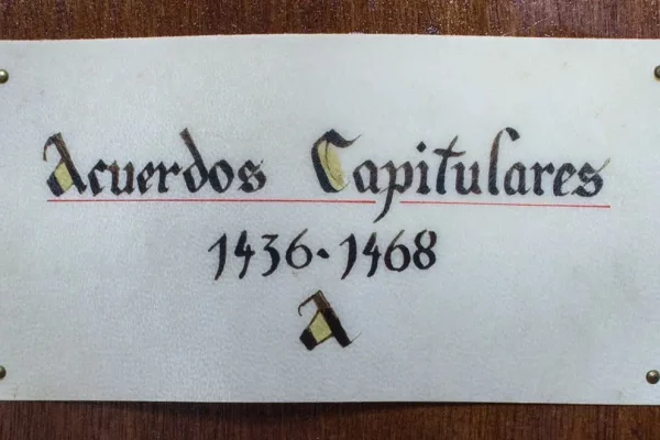 Etiqueta de Acuerdos Capiturales 1436-1468 de la Catedral de Oviedo