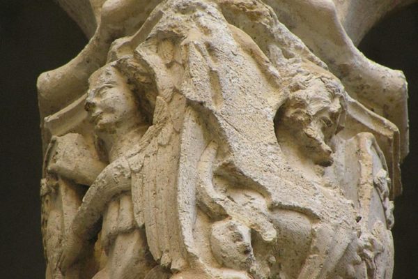 Capitel con ángeles tenantes del claustro de la Catedral de Oviedo