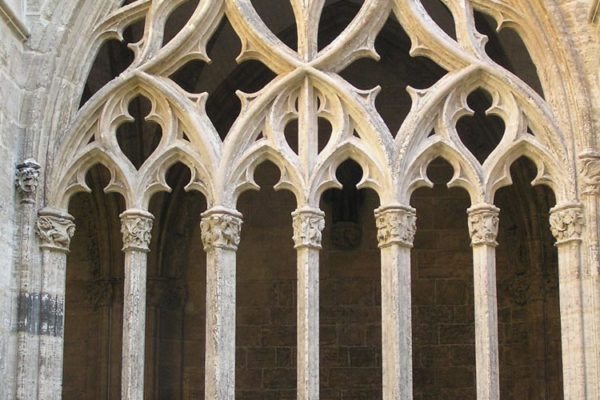 Ventanal gótico del claustro de la Catedral de Oviedo